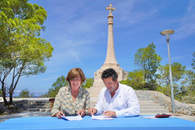 La candidata de Vox en Calvià, Esperanza Catalá, y el candidato del PP, Juan Antonio Amengual, durante la firma del pacto de gobernabilidad.