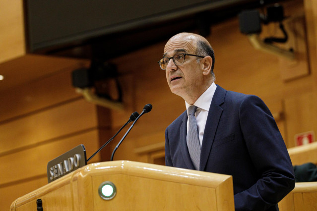 Archivo - El senador de UPN Alberto Catalán interviene durante una sesión plenaria en el Senado, a 26 de abril de 2023, en Madrid (España).