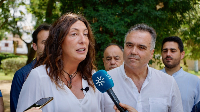 Archivo - El alcalde de La Palma del Condado (Huelva), Manuel García Félix, acompañado por la consejera de Inclusión Social, Juventud, Familias e Igualdad, Loles López, en una imagen de archivo.