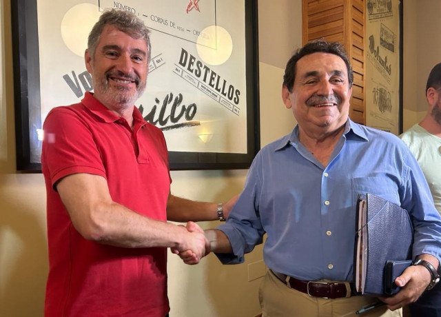 El alcaldable del PP en Orihuela, Pepe Vegara, y el candidato de Vox a la Alcaldía, Manuel Mestre, tras firmar el pacto que convertirá a Vegara en alcalde.