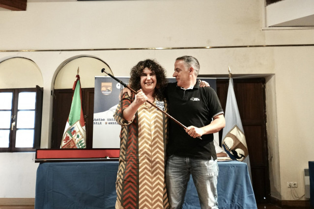 La nueva alcaldesa de Ondarroa Urtza Alkorta recoge la makilla de manos de su predecesor Zunbeltz Bedialauneta