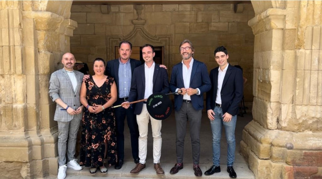 García (en el centro de la imagen) liderará el Gobierno municipal de Labastida
