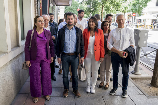 El secretario general del PSOE de Castilla y León, Luis Tudanca (2i), y el presidente del Senado, Ander Gil (1d), llegan a la reunión del Comité Federal, en la sede del partido, a 10 de junio de 2023, en Madrid (España).