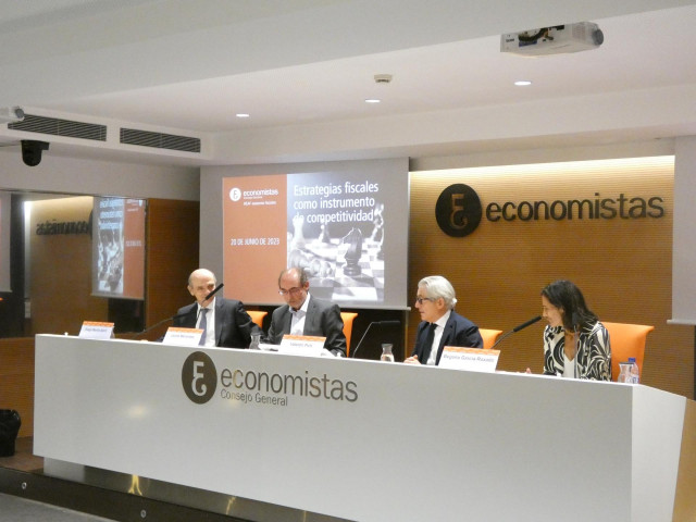 Ex director de Tributos del Ministerio de Hacienda, Diego Martín-Abril, coordinador del Observatorio de Fiscalidad Corporativa del REAF-CGE, Jaume Menéndez, presidente del CGE España, Valentín Pich y  directora Fiscalidad de Iberdrola,Begoña García-Rozado
