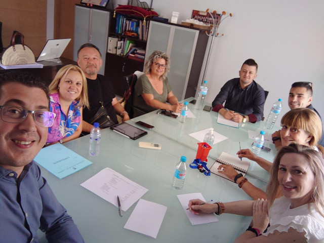 El alcalde de Polop, José Luis Susmozas, ediles del PP en el Ayuntamiento y la concejala de Compromís per Polop, Ángela Fuster, a su izquierda.