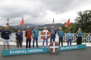 Gure Esku repartirá 60.000 ikurriñas en el Tour