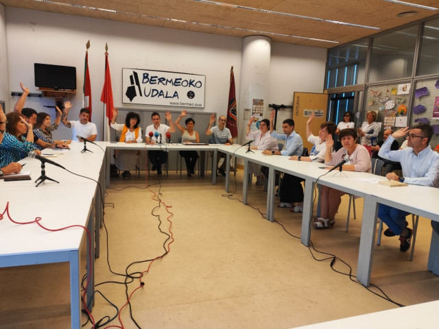 El pleno del Ayuntamiento de Bermeo da por efectiva la renuncia de Asier Larrauri al cargo de alcalde