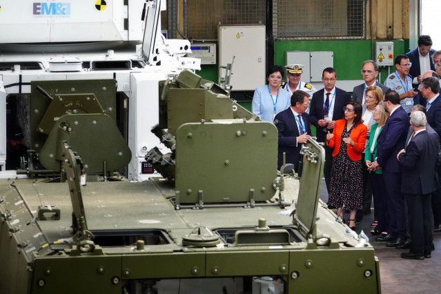 La ministra de Defensa, Margarita Robles (4i), y el presidente del Principado en funciones, Adrián Barbón (2d), durante una visita a la fábrica de Santa Bárbara Sistemas en Trubia, a 30 de junio de 2023, en Turbia, Asturias (España).