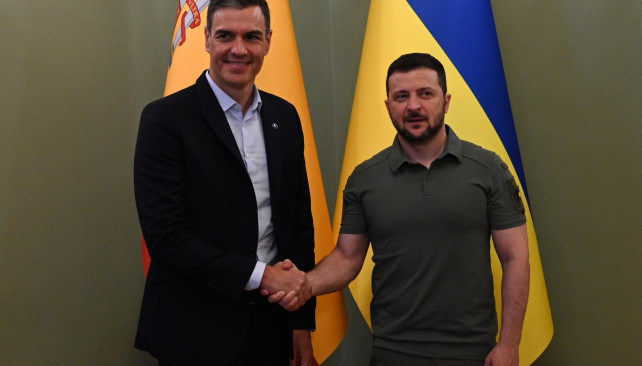 El presidente del Gobierno, Pedro Sánchez, con el mandatario ucraniano, Volodimir Zelenski, en el palacio presidencial de Kiev, a 1 de julio de 2023.