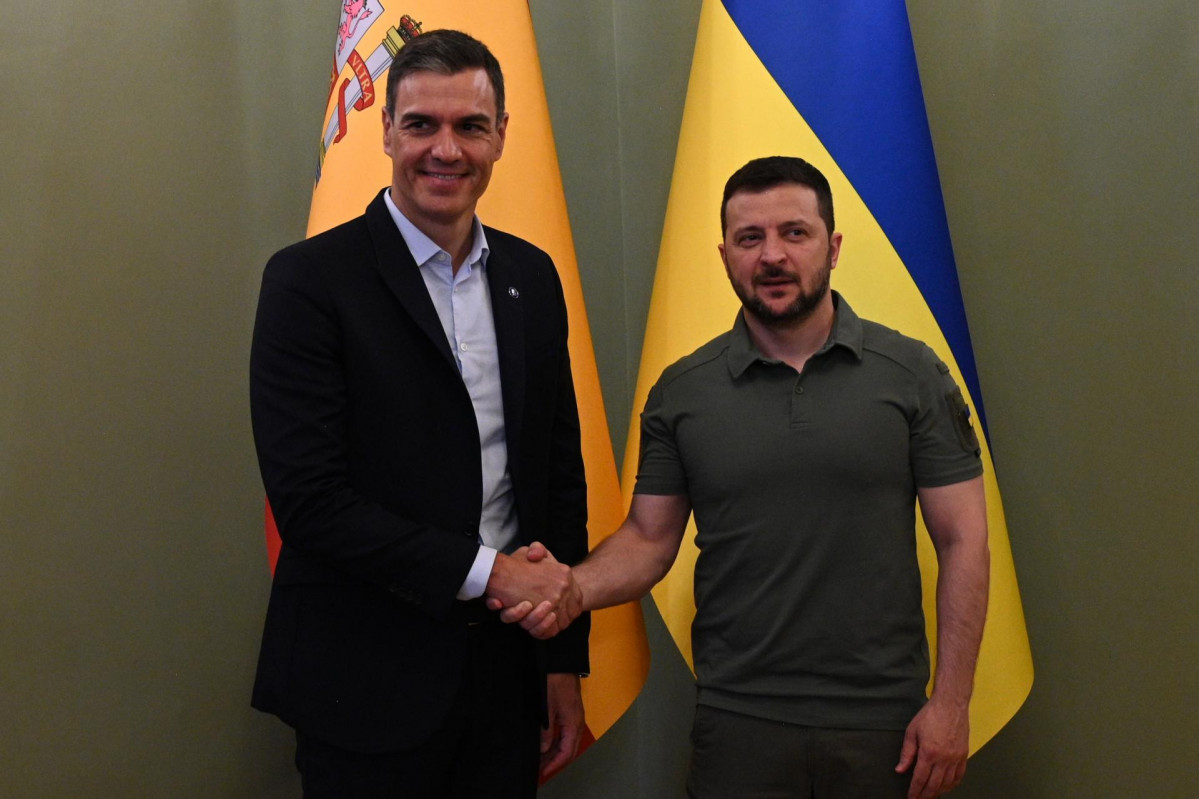 El presidente del Gobierno, Pedro S&aacute;nchez, con el mandatario ucraniano, Volodimir Zelenski, en el palacio presidencial de Kiev, a 1 de julio de 2023.