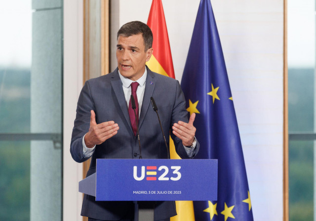 El presidente del Gobierno, Pedro Sánchez, durante una rueda de prensa posterior a la reunión plenaria del Gobierno de España y del Colegio de Comisarios, en la Galería de Colecciones Reales,  a 3 de julio de 2023, en Madrid (España). España ha accedido,