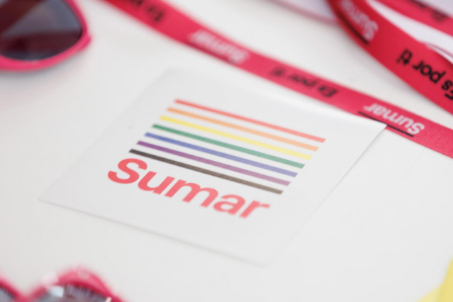 Pegatinas de merchandising de Sumar durante el acto de presentación del programa electoral de Sumar para las elecciones generales del próximo 23 de julio, en el Espacio Larra, a 6 de julio de 2023, en Madrid (España).