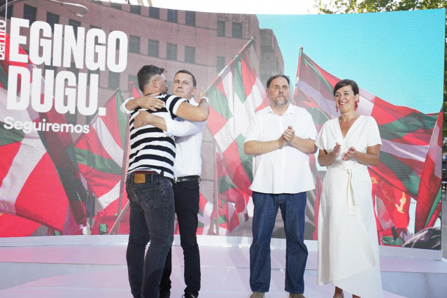 Aco político con el coordinador de EH Bildu, Arnaldo Otegi, el presidente de ERC, Oriol Junqueras, el candidato de Esquerra al Congreso Gabriel Rufián, y la aspirante de EH Bildu al Senado Jasone Agirre, en Durango, Bizkaia