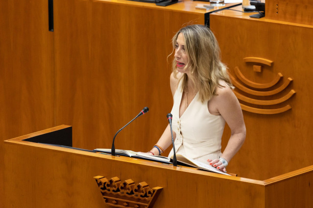 La presidenta del PP de Extremadura, María Guardiola, durante su juramento como diputada en la constitución de la Asamblea de Extremadura