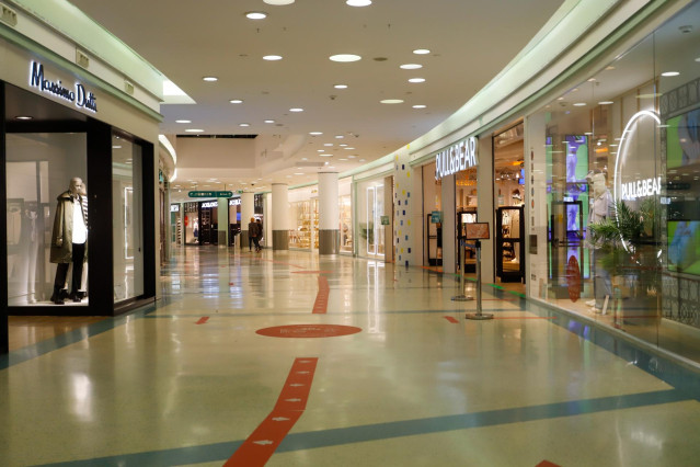 Archivo - Un centro comercial vacío en Vigo, Galicia.