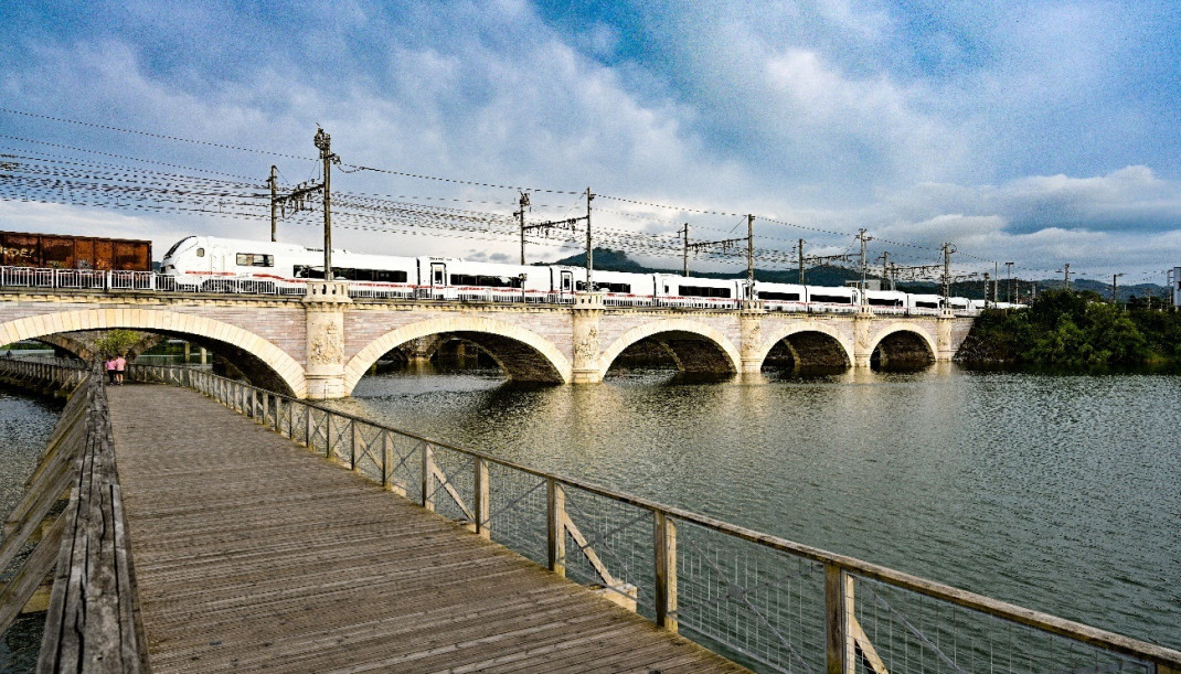 Tren ICE L de Talgo cruzando el puente internacional entre Irún (España) y Hendaya (Francia) a comienzos de julio de 2023.