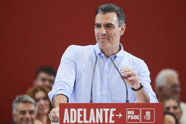 El secretario general del PSOE, presidente del Gobierno y candidato a la reelección, Pedro Sánchez, interviene durante un acto de campaña del PSOE, en el Paraninfo de la Universidad de Cantabria, a 13 de julio de 2023, en Santander, Cantabria (España).