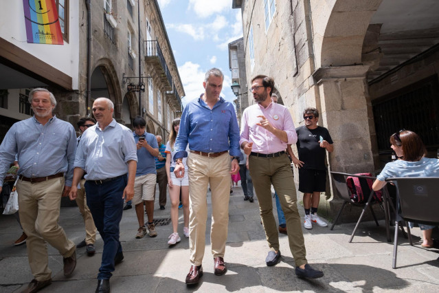 El vicepresidente de Vox, Javier Ortega Smith, en un paseo electoral en Santiago.