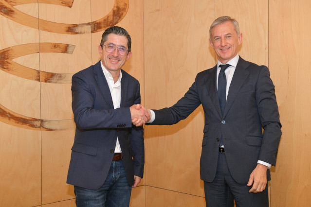 El director de Basque Culinary Center, Joxe Mari Aizega, y el director territorial Norte de CaixaBank, Juan Pedro Badiola.