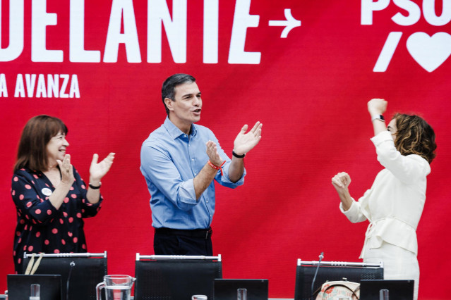 (I-D) La vicepresidenta primera del Senado y presidenta del PSOE, Cristina Narbona; el presidente del Gobierno de España y secretario general del PSOE, Pedro Sánchez, y la ministra de Hacienda, María Jesús Montero, aplauden durante la reunión de la Comisi