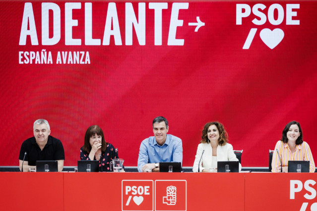 El secretario de Organización del PSOE, Santos Cerdán; la  presidenta , Cristina Narbona; el presidente del Gobierno de España y secretario general del PSOE, Pedro Sánchez; la ministra de Hacienda, María Jesús Montero en la reunión de la Ejecutiva.