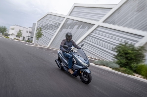 Archivo - Motorista conduciendo