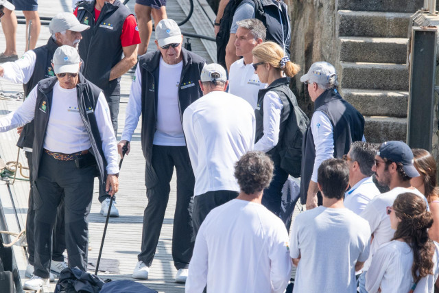 Juan Carlos I sale a navegar a bordo del 'Bribón', que participa en las  regatas de Sanxenxo (Pontevedra)