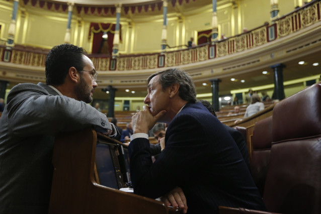 Archivo - Rafael Hernando y Antonio Hernando hablando en el Congreso