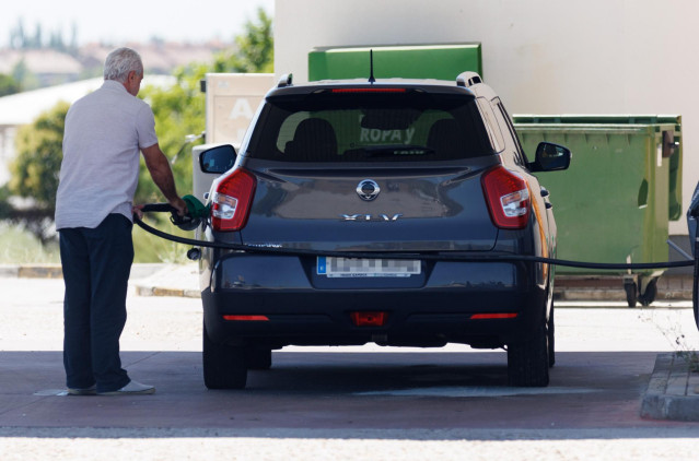 Una persona reposta en una gasolinera, a 14 de julio de 2023, en Madrid (Espa&ntilde;a). El viernes arranca con una nueva subida en el precio de la gasolina y el di&eacute;sel tras una semana a la baja. El precio de la gasolina se ha encarecido un 0,12% y el del diesel