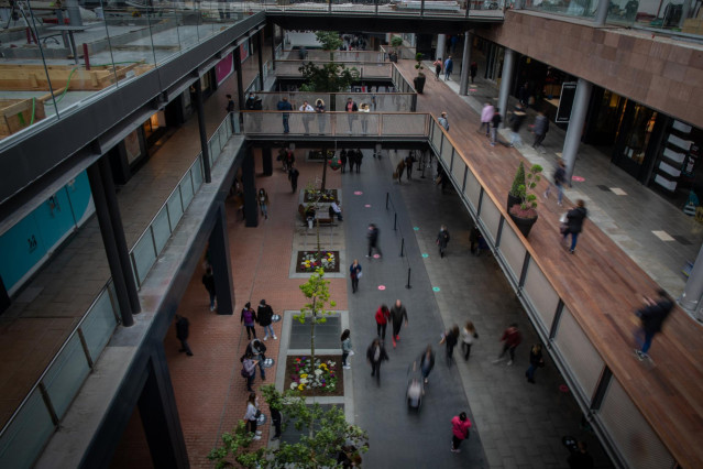 Archivo - Varias personas realizan compras en el centro comercial La Maquinista, en Barcelona (Espa&ntilde;a), a 14 de diciembre de 2020.