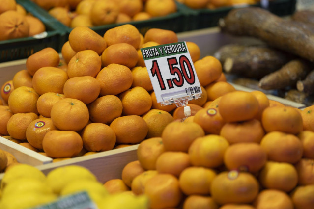 Archivo - Mandarinas en un puesto de un mercado