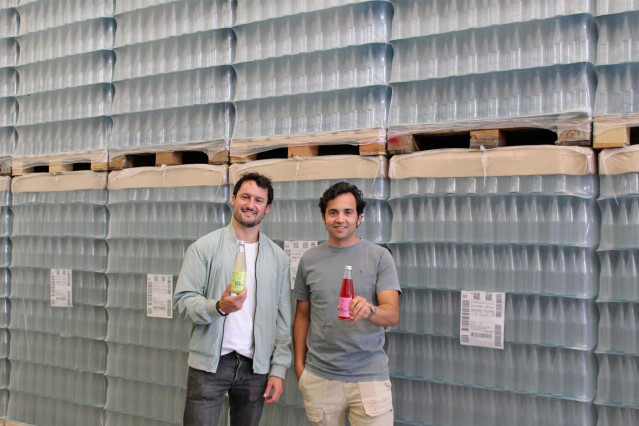 Imagen de los co-fundadores de V&iacute;ver Kombucha, Ra&uacute;l De Frutos y Fernando Mart&iacute;n.