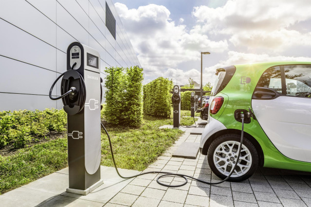 Archivo - Veh&iacute;culo el&eacute;ctrico recargando (Smart el&eacute;ctrico)