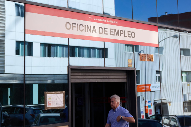 Archivo - Un hombre pasa por la oficina del SEPE de la calle Miguel Yuste, a 2 de septiembre de 2022, en Madrid (Espa&ntilde;a).