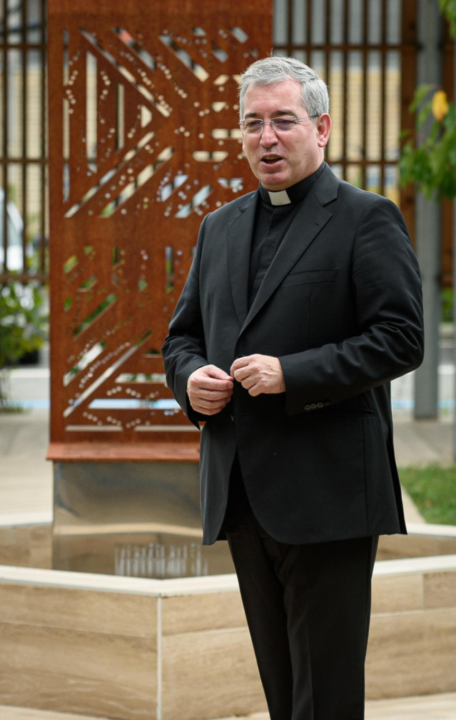 Archivo - El sacerdote claretiano y periodista Fernando Prado Ayuso posa el d&iacute;a que ha sido nombrado como nuevo Obispo de San Sebasti&aacute;n