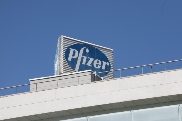 Archivo - Logo de Pfizer en el edificio de los laboratorios de la marca en Madrid (Espa&ntilde;a), a 2020.