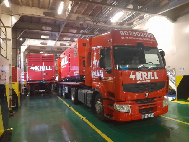 Doce nuevos grupos electr&oacute;genos embarcados en la Pen&iacute;nsula van ya rumbo a La Gomera y se estima su llegada a la isla el jueves por la ma&ntilde;ana.
