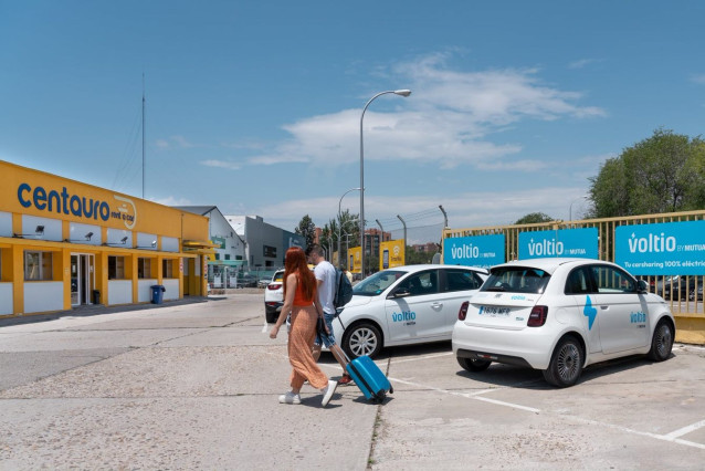 Veh&iacute;culos de 'carsharing' de Voltio en el aeropuerto de Madrid.