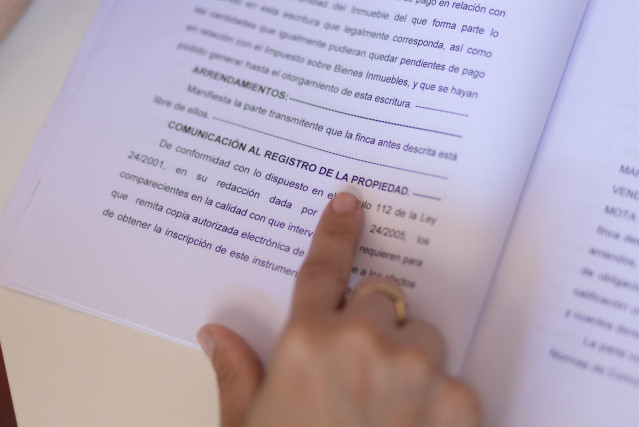 Archivo - Una mujer se&ntilde;ala una escritura de compraventa de una hipoteca, a 30 de mayo de 2022, en Madrid (Espa&ntilde;a).