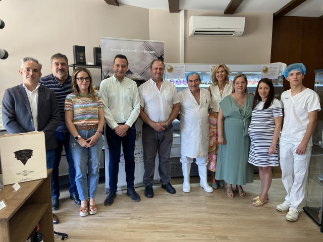 El consejero de Agricultura, Ganader&iacute;a y Desarrollo Rural de C-LM, Juli&aacute;n Mart&iacute;nez Liz&aacute;n, en Quesos Artesanales Villarejo