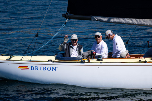 El rey em&eacute;rito, Juan Carlos I (i), navega con el 'Brib&oacute;n', a 31 de julio de 2023, en Sanxenxo, Pontevedra, Galicia (Espa&ntilde;a).