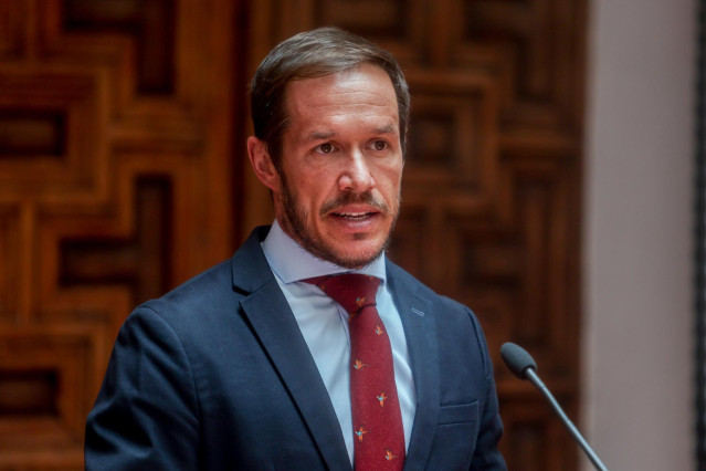 Archivo - El presidente del Cabildo de La Palma, Mariano Hern&aacute;ndez Zapata, interviene antes de la reuni&oacute;n donde han entregado al Defensor del Pueblo,  un informe sobre las actuaciones y medidas emprendidas de las Administraciones p&uacute;blicas en La Palma, a 6