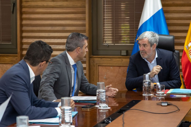 El presidente de Canarias, Fernando Clavijo, en consejo de gobierno hablando con el vicepresidente canario, Manuel Dom&iacute;nguez