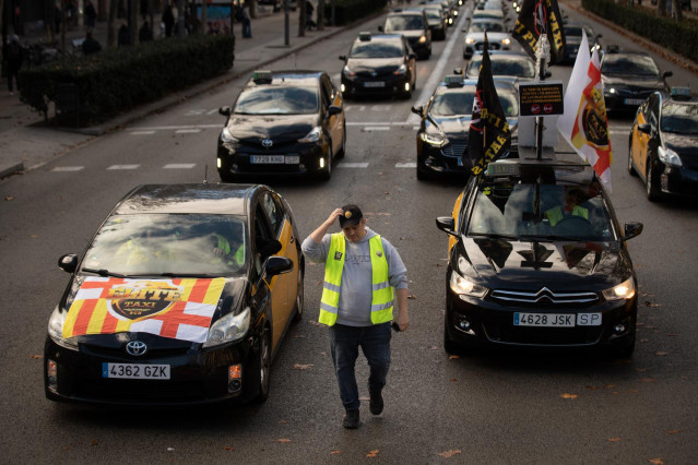 Archivo - El portavoz de &Eacute;lite Taxi, Tito &Aacute;lvarez, durante una movilizaci&oacute;n convocada por &Eacute;lite Taxi y Stac.