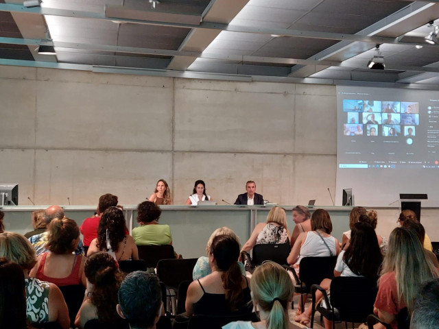 El conseller de Educaci&oacute;n y Universidades, Antoni Vera, y la directora general de Primera Infancia y Atenci&oacute;n a la Diversidad, Neus Riera, se re&uacute;nen con representantes de las 'escoletes' de la red complementaria para explicar la gratuidad 0-3 a&ntilde;os.