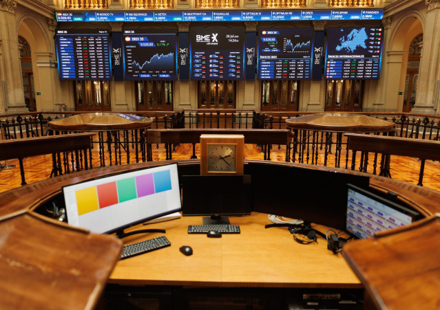 Paneles del IBex 35 en el Palacio de la Bolsa, a 26 de julio de 2023, en Madrid (Espa&ntilde;a).