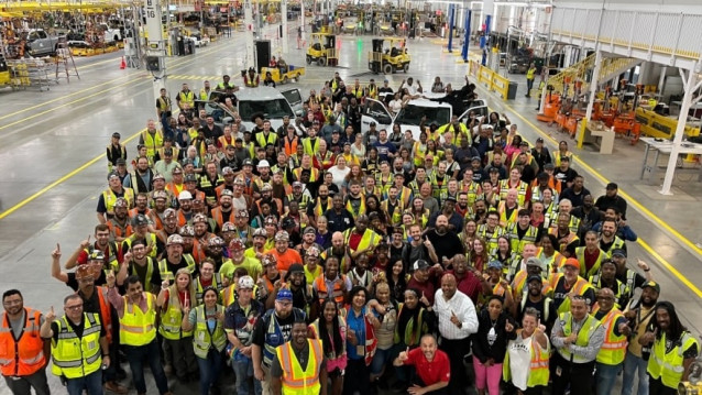 Ford reinicia la producci&oacute;n de la 'pickup' F-150 en su centro de veh&iacute;culos el&eacute;ctricos Rouge en Michig&aacute;n.
