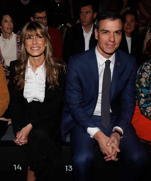 Archivo - El presidente de Gobierno, Pedro S&aacute;nchez, asiste con su esposa, Bego&ntilde;a G&oacute;mez Fern&aacute;ndez, al desfile de la dise&ntilde;adora Teresa Helbig, en IFEMA Madrid, a 17 de febrero de 2023, en Madrid (Espa&ntilde;a). La edici&oacute;n n&uacute;mero 77 de la Mercedes-Benz Fashion Wee