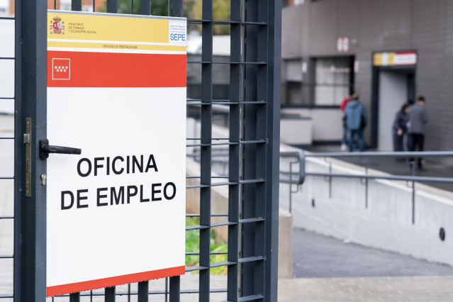 Archivo - Entrada a la nueva oficina de empleo