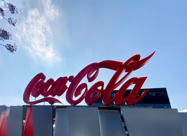 Archivo - Logotipo de Coca-Cola a las puertas de su sede en la Calle de la Ribera del Loira, Madrid (Espa&ntilde;a).